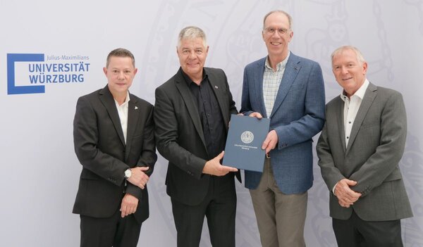 Unterzeichneten die aktualisierte Vereinbarung (v.l.): Dr. Sascha von Berchem (Gesch�ftsf�hrer Wittenstein Stiftung), Dr. Gunther Schunk (1. Vorsitzender des Universit�tsbunds W�rzburg), Prof. Paul Pauli (Pr�sident der Universit�t W�rzburg) und Erhard Frank (Finanzvorstand Vogel Stiftung)
