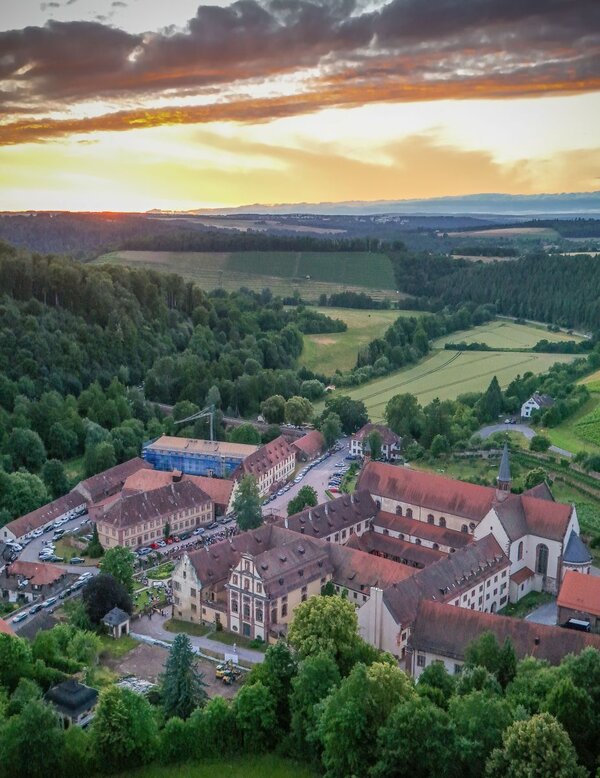 Blick auf das Kloster Bronnbach: Ab Montag, 13. Juli, gelten bis zum Ende der Sommersaison am Sonntag, 1. November, neue �ffnungszeiten.