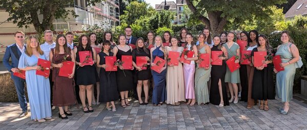 Bild vergr&ouml;&szlig;ern: Das Foto zeigt die 29 Absolventinnen und Absolventen der praxisintegrierten Ausbildung zur Erzieherin/zum Erzieher.