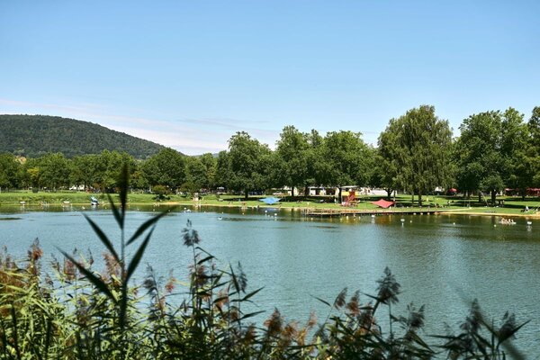 Blick auf den Badesee in Freudenberg: Zur Erholung und Abk�hlung an hei�en Tagen bietet das Liebliche Taubertal zahlreiche M�glichkeiten. 