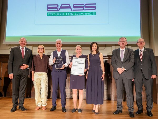 Die Preisverleihung in Berlin, f�r BASS (2-4 von links), Constanze Peterseim (Beratung), Martin Zeller (Gesch�ftsf�hrer), Anna M�hleck (Leitung Organisationsentwicklung)