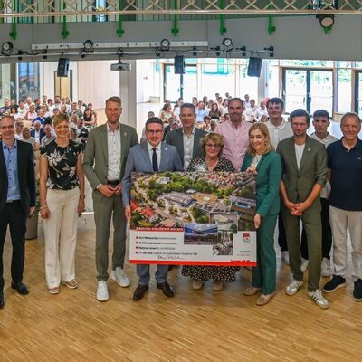 Die Sanierung des Beruflichen Schulzentrums Wertheim war das gr&ouml;&szlig;te Einzelprojekt des Landkreises. Gemeinsam mit Vertretern aus Politik und Bildungslandschaft haben die Bundestagsabgeordnete im Wahlkreis Odenwald-Tauber und Bundesgesundheitsministerin Nina Warken (v.r.n.l. am Bild), die kommissarische Schulleiterin Andrea Holtfrerich und Landrat Christoph Schauder das Schulzentrum eingeweiht.