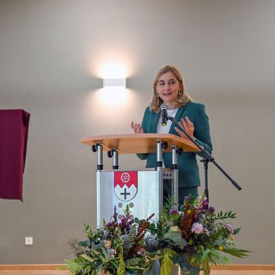 "Junge Menschen erhalten hier hervorragende Chancen f&uuml;r ihren weiteren Lebensweg", betonte Ministerin Nina Warken MdB als Festrednerin. 