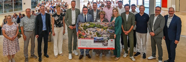 Die Sanierung des Beruflichen Schulzentrums Wertheim war das gr��te Einzelprojekt des Landkreises. Gemeinsam mit Vertretern aus Politik und Bildungslandschaft haben die Bundestagsabgeordnete im Wahlkreis Odenwald-Tauber und Bundesgesundheitsministerin Nina Warken (v.r.n.l. am Bild), die kommissarische Schulleiterin Andrea Holtfrerich und Landrat Christoph Schauder das Schulzentrum eingeweiht.