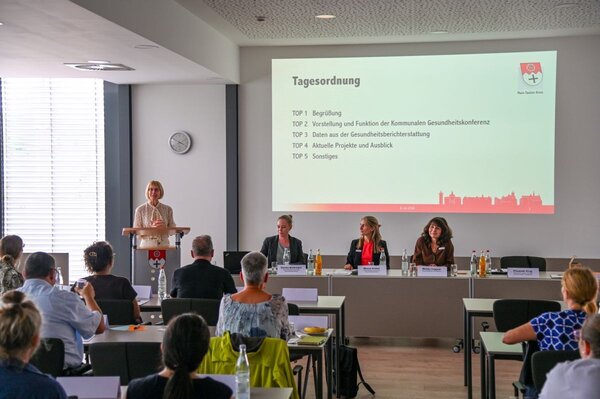 Die Kommunale Gesundheitskonferenz tagte erstmals seit l�ngerer Zeit. Sozialdezernentin Elisabeth Krug empfing die Vertreter aus dem regionalen Gesundheitswesen zu einem fachlichen Austausch in den R�umlichkeiten des Landratsamtes Main-Tauber-Kreis.
