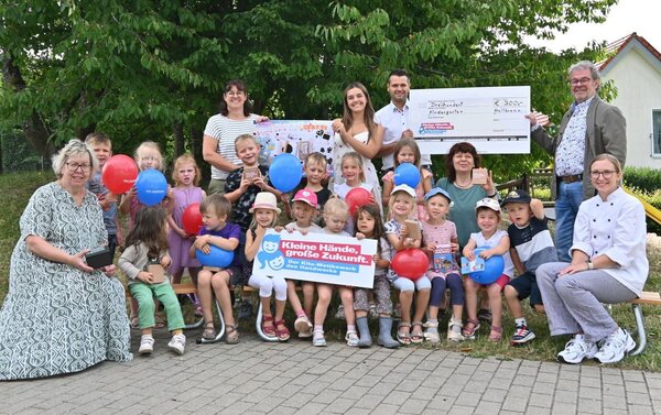 HWK-Pr�sident Ralf Rotheburger (hinten rechts) und HWK-Abteilungsleiter J�r�me Umminger (links daneben) �berreichen dem evangelischen Kindergarten Langenburg einen symbolischen Scheck