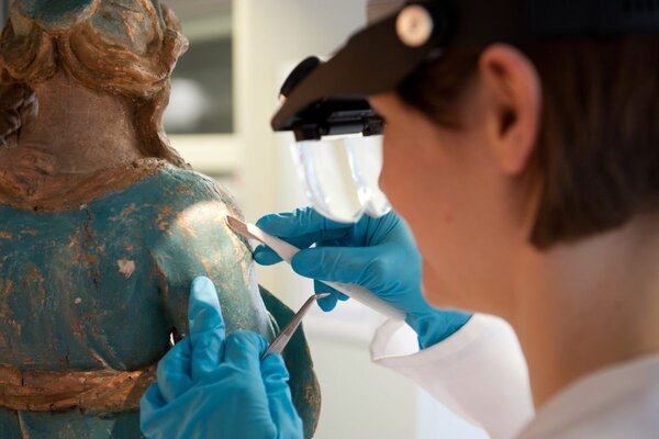 Kulturg�terschutz in der Praxis: Hierzu wurde im Fraunhofer IZKK am Standort Kloster Bronnbach vorsichtig Material von einer Skulptur entnommen. Um diese wichtige Arbeit zum Schutz von Kulturg�tern langfristig zu sichern, hat der Sozialausschuss die weitere F�rderung des Zentrums beschlossen.