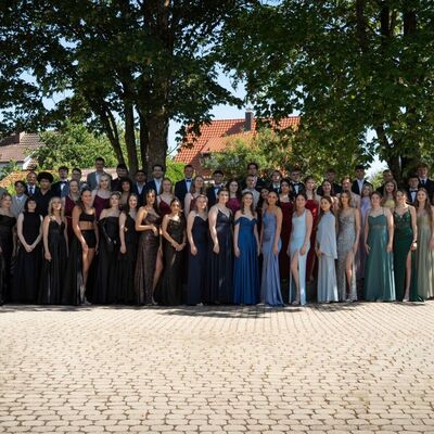 Die erfolgreichen Abiturienten der Kaufm�nnischen Schule Bad Mergentheim mit dem stellvertretenden Schulleiter Walter Kraus und den Klassenlehrkr�ften.
