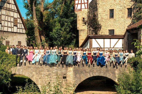 Der Abiturjahrgang des Sozialwissenschaftlichen Gymnasiums (SG) und Ern�hrungswissenschaftlichen Gymnasiums (EG) der Beruflichen Schule f�r Ern�hrung.Pflege.Erziehung Bad Mergentheim.