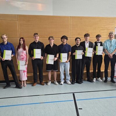 Strahlende Gesichter bei den Absolventen und Lehrkr�ften der Klasse BKIID1.