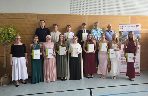 Bild vergr&ouml;&szlig;ern: Das Foto zeigt die Absolventen und Lehrkräften der Klasse BKIID2.