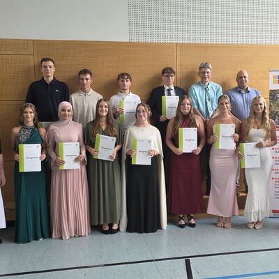 Strahlende Gesichter bei den Absolventen und Lehrkr�ften der Klasse BKIID2.