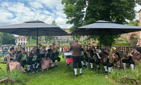 "Die Egerlandmusikanten" bei ihrem Konzert im Abteigarten Kloster Bronnbach: Das Veranstaltungsformat "Blasmusik am Sonntag" wird auch im n�chsten Jahr fortgef�hrt. F�r die insgesamt f�nf Konzerte k�nnen sich Musikkapellen ab sofort bewerben.