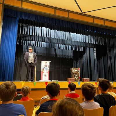 Der Wettbewerb "Ich bin cool - ich war auf dem Stuhl" der Regionalen Arbeitsgemeinschaft Zahngesundheit (RAGZ) feiert in diesem Jahr sein 20-j�hriges Bestehen. Der H�hepunkt des Aktionstags war der Auftritt von Zauberer "Bennini".