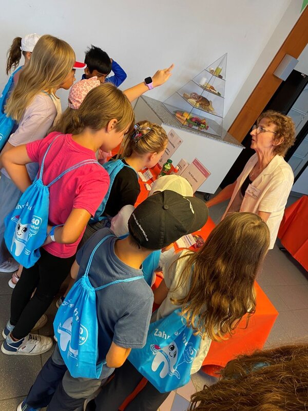 Bild vergr&ouml;&szlig;ern: Das Foto zeigt die Fachfrauen der landesweiten Initiative Bewusste Kinderernährung (BEKI), die den Kindern erklärten, wie zahngesunde Ernährung funktioniert.