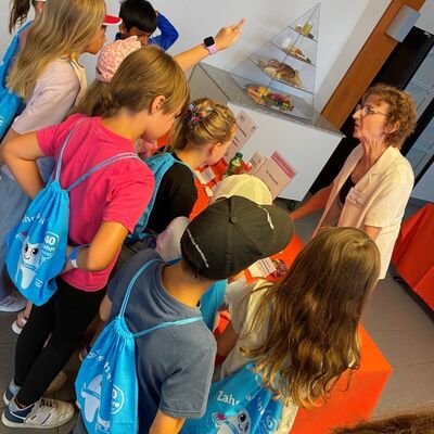 Die Fachfrauen der landesweiten Initiative Bewusste Kinderern�hrung (BEKI) erkl�rten den Kindern, wie zahngesunde Ern�hrung funktioniert. 
