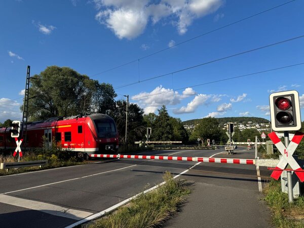 Weichenstellung f&uuml;r die Region: Aufgrund der bekannt gewordenen Reduzierung der Zughalte in K&ouml;nigshofen und Igersheim wird der Kreistag in seiner kommenden Sitzung &uuml;ber eine Resolution entscheiden, die das bestehende Fahrplanangebot auf der Tauberbahn f&uuml;r