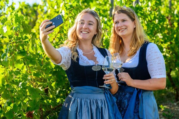 Die amtierenden Taubert�ler Weinhoheiten Mareike Fries und Clara Murphy: Der Tourismusverband sucht interessierte Bewerberinnen und Bewerber f�r die Nachfolge.