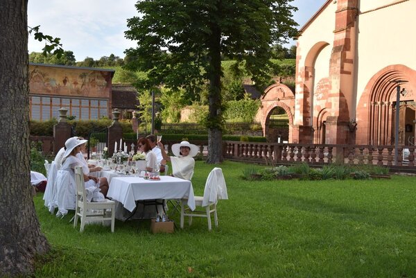 Im Bronnbacher Abteigarten findet am Samstag, 1. August, um 18 Uhr ein Picknick statt. Der Dresscode f&uuml;r das "D&icirc;ner en blanc" lautet "ganz in wei&szlig;". 