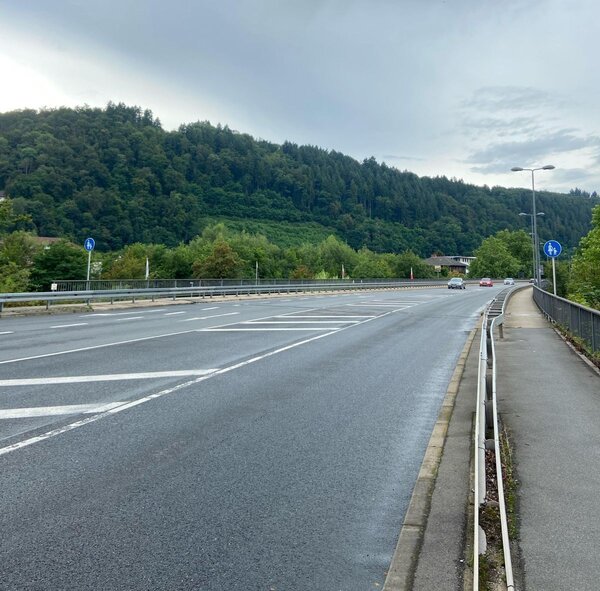 Auf der Odenwaldbr�cke in Wertheim wird ein Geh- und Radweg hergestellt.