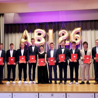 Die Abschlussklasse TG13 mit Schulleiter Peter W�hrle und Abteilungsleiter Holger Nique. 