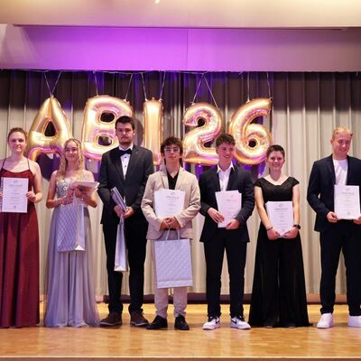 Die Preistr�gerinnen und Preistr�ger des Abiturjahrgangs 2026 der Gewerblichen Schule Bad Mergentheim. 