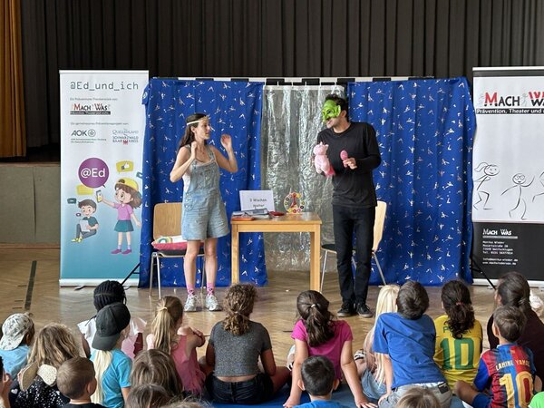 Gespannt verfolgen die Kinder die Auff�hrung "@ Ed und ich" des Pr�ventionstheaters in der Lindtal Schule Freudenberg.