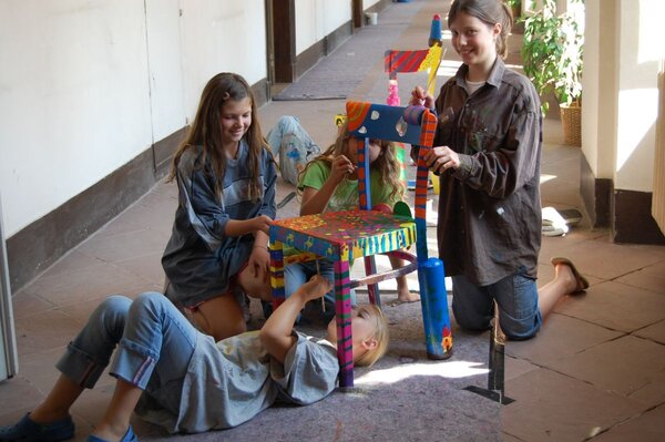 D&uuml;rfen k&uuml;nstlerisch kreativ werden: Der Kunstworkshop "Dreimal Eins" findet bereits seit vielen Jahren im Kloster Bronnbach statt und richtet sich an Kinder- und Jugendliche zwischen acht und 16 Jahren.