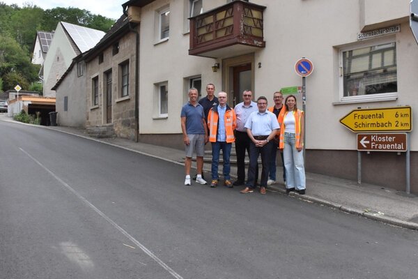 Die Schirmbacher Stra�e in Creglingen hat eine neue Fahrbahndecke erhalten und kann nun als notwendige Umleitungsstrecke dienen, w�hrend die Ortsdurchfahrt saniert wird. Dar�ber freuten sich beim Vor-Ort-Besuch Projektleiter Volker Silberzahn (Regierungspr�sidium), Bauleiter Marco Greulich (Trend-Bau), Stra�en- und Radwege-Bauamtsleiter Markus Metz (Landratsamt), B�rgermeister Uwe Hehn, Landrat Christoph Schauder, Gesch�ftsf�hrer Ralf Stegmeier und Projektleiterin Hanna Kuznetsova (Amt f�r Stra�en- und Radwegebau).