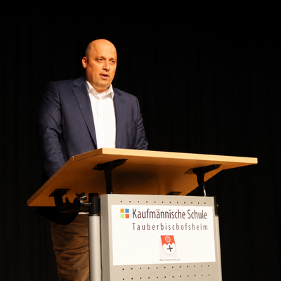 Schulleiter Frank Stephan begl�ckw�nschte die Absolventen zu ihrer pers�nlichen Erfolgsgeschichte.