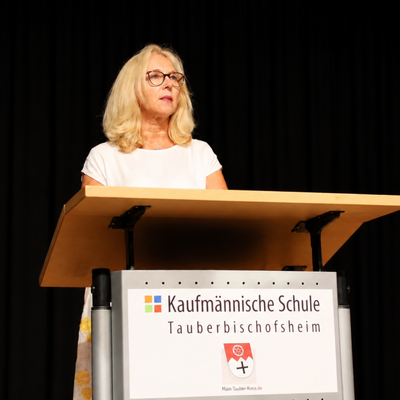 Ursula M�hleck, Dezernentin f�r Kreisentwicklung und Bildung des Landratsamtes Main-Tauber-Kreis, w�rdigte die hervorragende Leistung des Jahrgangs.