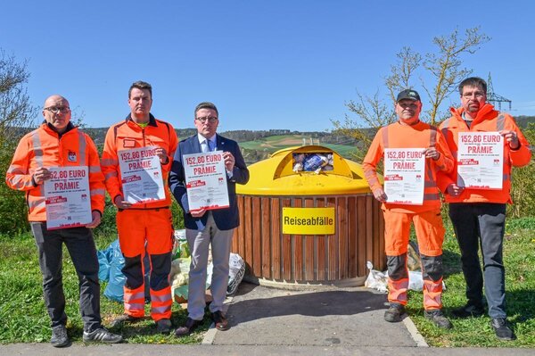 Setzen ein Zeichen gegen illegale Abfallentsorgung (von links): Dirk Borsdorf (Sachgebietsleiter Betrieb und Verkehr), Justin V�th (Stra�enw�rter), Landrat Christoph Schauder, Dieter Weinig (Stra�enw�rter) und Siegbert Kappes (Leiter der Stra�enmeisterei Tauberbischofsheim). Vor einem Container f�r Reiseabf�lle an der B 290 pr�sentieren sie die Hinweisschilder zur ausgelobten Fangpr�mie in H�he von 152,80 Euro.