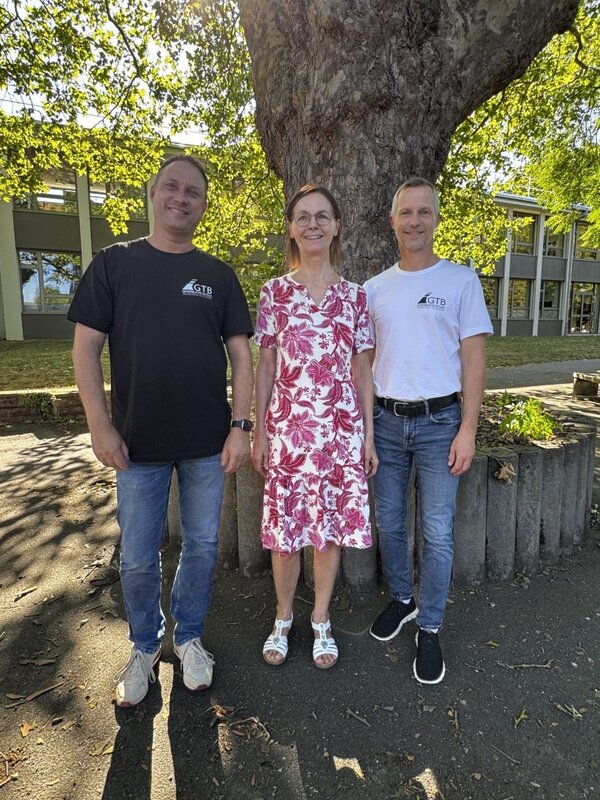 Nach 21 Jahren an der Gewerblichen Schule Tauberbischofsheim wurde Heidi Freifrau von Fritsch von Schulleiter Ralf Scherer (l.) und dem stellvertretenden Schulleiter J�rg Schwab in den Ruhestand verabschiedet.
