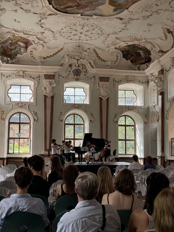 In der Klosterkirche und im Josephsaal erklingt Musik: Ein Wandelkonzert des Kammermusikkurses des Vereins Jeunesses Musicales Deutschland findet am Freitag, 14. August, ab 15 Uhr im Kloster Bronnbach statt.