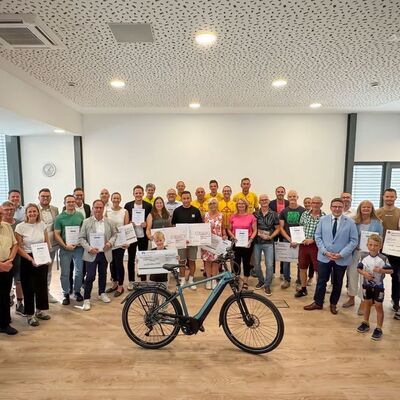 Erfolgreicher Stadtradeln-Abschluss 2026: Die 2916 Teilnehmenden aus dem Main-Tauber-Kreis legten in 177 Teams insgesamt 559.584 Kilometer zur�ck. Die Pr�mierung der �bernahm Landrat Christoph Schauder im gro�en Sitzungssaal des Landratsamtes Main-Tauber-Kreis.