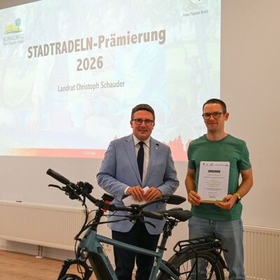 Stadtradeln-Star Nils Hofmann (r.) aus Igersheim gemeinsam mit Landrat Christoph Schauder: Er verzichtete in den 21 Tagen g�nzlich auf das Auto und legte in den drei autofreien Wochen insgesamt 374 Kilometer zur�ck.