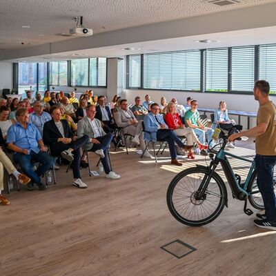 Marvin Esser, Gesch�ftsf�hrer der Firma 2-Rad Esser GmbH & Co. KG, erkl�rte in seinem Vortrag unter anderem die richtigen ergonomischen Einstellungen am Fahrrad.