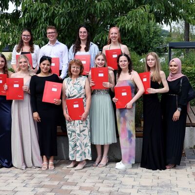 Die Abschlussklasse G3MF1 der Gewerblichen Schule Bad Mergentheim mit Abteilungsleiter Philipp P�tz und Fachlehrerin G�tha Schwalbach.