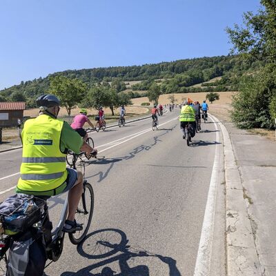 Auf der f�r Autos gesperrten Taubertalstra�e herrschte den ganzen Tag reger Radelbetrieb. Die Festorte entlang der Strecke wurden gern f�r ausgiebige Pausen genutzt.