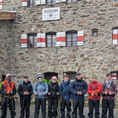 Strahlende Gesichter w�hrend der Wanderung: Die Sch�ler des Technischen Gymnasiums der Gewerblichen Schule Tauberbischofsheim w�hrend der Alpen�berquerung.