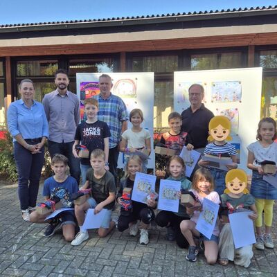 Gemeinsam mit den gl�cklichen Preistr�gern der Grundschule Assamstadt freuen sich auch B�rgermeister Joachim D�ffinger, Kreisjugendreferent Michael Geidl, Rektorin Isabel H�bner und Dominik Wehr von der Sparkasse Tauberfranken.