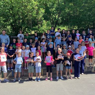 Kreisjugendreferent Michael Geidl und Kevin Spitznagel von der Sparkasse Tauberfranken gemeinsam mit den Preistr�gern der Grundschule Sch�pfer Grund in Kupprichhausen sowie den betreuenden Lehrkr�ften Tina Schmitt, Nadine Dertinger, Melanie Wagenblast.