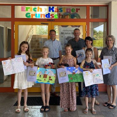 Die Preistr�ger des Europ�ischen Wettbewerbs an der Erich-K�stner-Grundschule Distelhausen mit der Schulleiterin Jessica Grimm, Kreisjugendreferent Michael Geidl, Holger Girg von der Sparkasse Tauberfranken und der betreuenden Lehrkraft Nadine Bamberger.