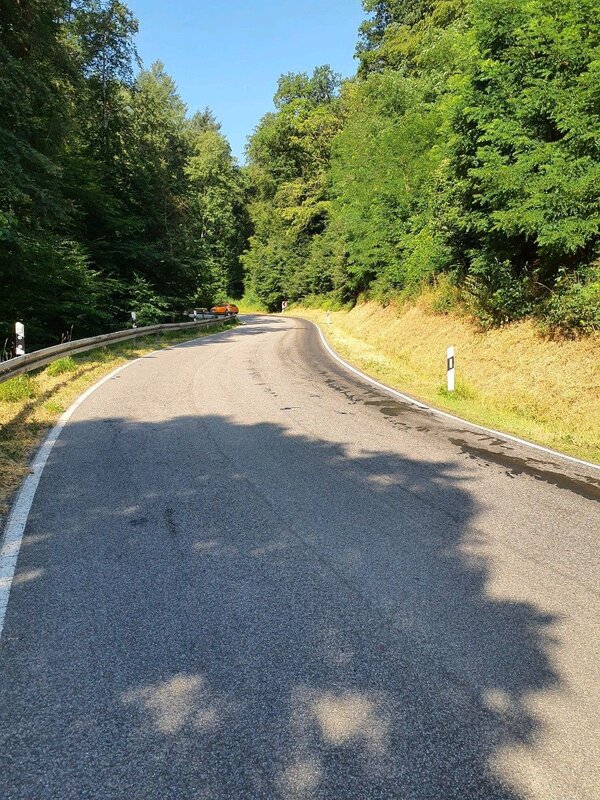Die Fahrbahn der L 509 zwischen K�lsheim und Bronnbach hat sich so stark aufgeheizt, dass sie weich wurde und Bindemittel (Bitumen) austritt. Der Abschnitt musste vor�bergehend gesperrt werden. 
