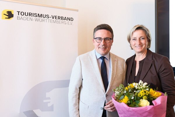 Landrat Christoph Schauder z�hlte zu den ersten Gratulanten: In seiner Funktion als Vizepr�sident des Tourismus-Verbandes Baden-W�rttemberg hat er die Delegiertenversammlung geleitet, in der Wirtschaftsministerin Dr. Nicole Hoffmeister-Kraut zur neuen Verbandspr�sidentin gew�hlt wurde.