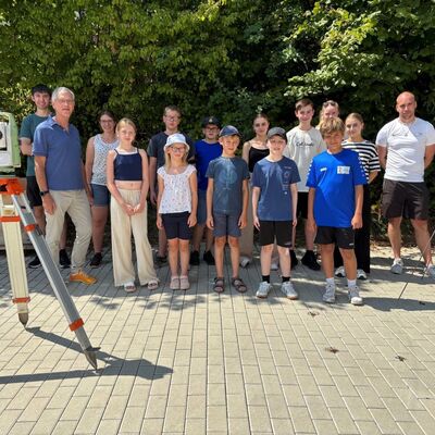 Blick auf die Nachwuchs-Schatzj�ger: Am Kinderferienprogramm der Stadt Tauberbischofsheim beim Vermessungs- und Flurneuordnungsamt des Landratsamtes Main-Tauber-Kreis nahmen zehn Kinder teil. Der Amtsleiter, Werner R�ger (zweiter von links), empfing die Teilnehmer und �bergab die Betreuung an Rainer Schiefermeyer (rechts).