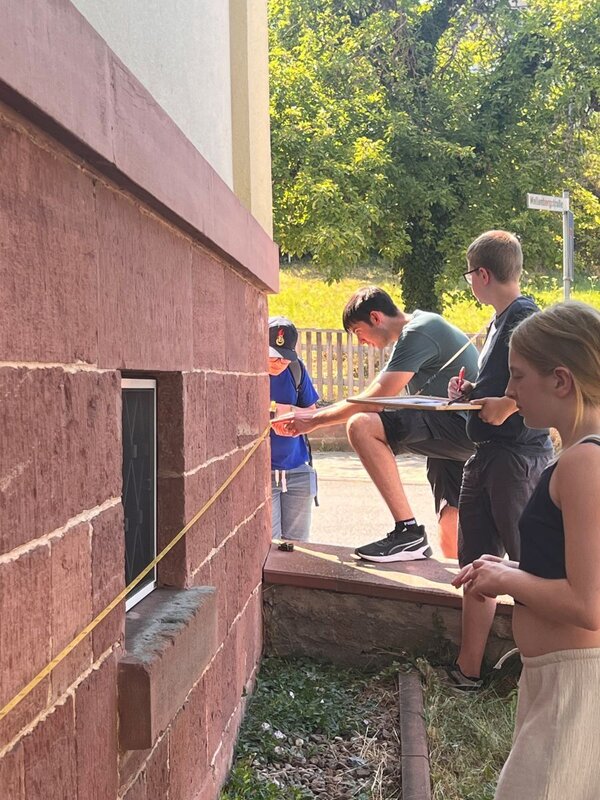 Bild vergr&ouml;&szlig;ern: Das Foto zeigt die Kinder beim Üben des Umgangs mit dem Messband.