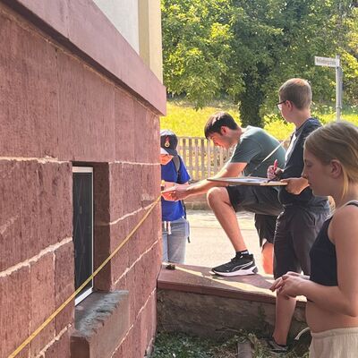 Der Umgang mit dem Messband wurde beim Kinderferienprogramm in der Praxis ge�bt, aber auch moderne Technik wie GPS kam zu Einsatz. 