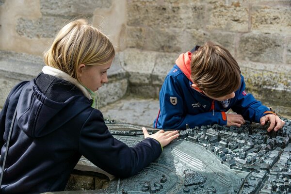 Unterwegs in Rothenburg auf historischen Spuren. Kinder erkunden die Stadt anhand des Blindenstadtmodells.
