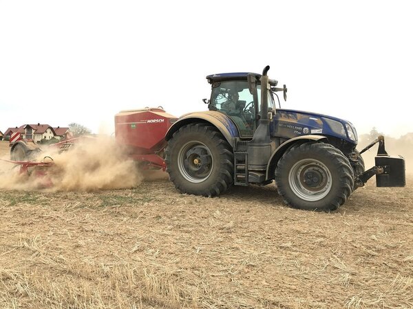 Landwirt bei der Bestellung einer Ackerfl&auml;che: Das Landwirtschaftsamt bietet drei Veranstaltungen zum Thema "Rat zur Saat" an, davon zwei in Pr&auml;senz und eine ausschlie&szlig;lich online.